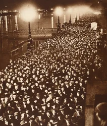 Georges Catafalque király mellett az elhaladásra váró tömeg a Westminster Hallban, 1936